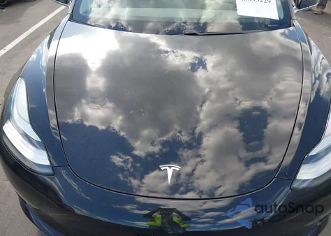 2018 Tesla Model 3 Long Range/Performance z USA, uszkodzony, nr VIN 5YJ3E1EB0JF184387